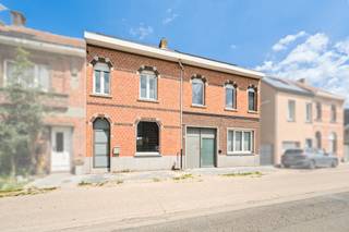 <p>Bent u op zoek naar een ruime instapklare woning met een multifunctioneel atelier? Dan is deze veelzijdige eigendom precies wat u zoekt.</p>
<p>Dankzij de rustige, maar centrale ligging nabij scholen, winkels, openbaar vervoer en met een vlotte verbinding naar de E17, E34, Antwerpen en Gent geniet u hier van een uitstekende bereikbaarheid. Naast de comfortabele gezinswoning beschikt deze eigendom over een multifunctionele ruimte van meer dan 100 m² met een aparte toegang. Ideaal voor zelfstandigen, vrije beroepen, opslag of het combineren van wonen en werken. Bovendien biedt de indeling de mogelijkheid om een tweewoonst of kangoeroewoning te realiseren.</p>
<p>Troeven<br />• Instapklare woning<br />• Mogelijkheid tot tweewoonst of kangoeroewoning<br />• Wonen en werken perfect combineerbaar<br />• Groot atelier van 170 m² met diverse gebruiksmogelijkheden<br />• 5 slaapkamers en 2 badkamers, ideaal voor grote gezinnen<br />• Zonnige tuin met veel privacy<br />• Conforme elektriciteitskeuring<br />• Goede ligging nabij scholen, openbaar vervoer en invalswegen</p>
<p>Neem vandaag nog contact op met je ERA-makelaar voor een bezoek. JOUW DROOMHUIS. ZO GEVONDEN!</p>