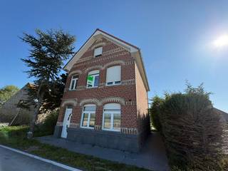 Ruime gezinswoning met 5 slaapkamers in Veurne.In het rustige en vlot bereikbare Veurne bieden wij deze ruime woning te huur aan, ideaal voor grote...