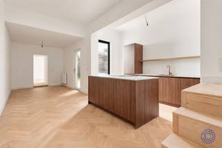 <p><span>Ruime en volledig gerenoveerde duplex met 3 slaapkamers, bureau en terrassen</span></p><p><span> </span></p><p><span>Op een uitstekende locatie aan de Statiestraat in Oud-Berchem, op wandelafstand van het station, bevindt zich deze bijzonder ruime en lichtrijke duplex in een volledig gerenoveerd gebouw. Hoge plafonds tot ca. 3 meter, visgraatparket, een stijlvolle keuken in walnoot en meerdere terrassen zorgen voor een eigentijdse en hoogwaardige woonbeleving. Het gebouw werd in 2026 volledig gestript en gerenoveerd, waarbij ook het dak en de achter- en zijgevels grondig werden geïsoleerd.</span></p><p><span> </span></p><p><span>Indeling</span></p><p><span>Eerste woonniveau</span></p><p><span>Via de inkomhal betreedt u de duplex. Hier bevinden zich een afzonderlijk gastentoilet met lavabo en een ruime, praktische berging met aansluiting voor wasmachine, de Vaillant ecoTEC Plus verwarmingsinstallatie, afzonderlijk afsluitbare sanitaire circuits en de zekeringkast. Onder de trap is bovendien ruimte voorzien voor het plaatsen van een vestiaire.</span></p><p><span>De volledige verdieping is afgewerkt met visgraatparket en geniet dankzij de hoge plafonds en grote raampartijen van een aangenaam ruimtelijk gevoel.</span></p><p><span>Aan de voorzijde bevindt zich het royale en bijzonder lichtrijke salon. Centraal in het appartement sluit de ruime eetkamer aan op de open keuken. Zowel de eetruimte als de keuken bieden rechtstreeks toegang tot het terras.</span></p><p><span>De keuken is uitgevoerd in walnootfineer en voorzien van een royaal kookeiland met onderhoudsvriendelijk werkblad. De volledig geïntegreerde AEG-toestellen omvatten een kookplaat met ingebouwde afzuiging, vaatwasser, combi-oven, koelkast en diepvriezer. Een bronzen spoelbak en bijpassende kraan vormen een stijlvolle finishing touch.</span></p><p><span>Aan de achterzijde bevindt zich nog een afzonderlijke bureau- of werkruimte, eveneens met toegang tot het terras. Ideaal voor thuiswerk, hobbyruimte of als extra polyvalente kamer.</span></p><p><span>Via de houten trap bereikt u het tweede woonniveau.</span></p><p><span> </span></p><p><span>Tweede woonniveau</span></p><p><span>De nachthal geeft toegang tot drie volwaardige slaapkamers.</span></p><p><span>Aan de voorzijde bevinden zich twee slaapkamers, beide gekenmerkt door de hoge plafondhoogte.</span></p><p><span>De eerste badkamer is stijlvol betegeld en uitgerust met een inloopregendouche, toilet en lavabomeubel in een elegante roze travertijnlook.</span></p><p><span>Aan de achterzijde bevindt zich de master bedroom, voorzien van een eigen dressing en rechtstreekse toegang tot het terras. De master beschikt bovendien over een eigen badkamer met een ruim lavabomeubel en inloopregendouche, volledig afgewerkt met tegelvloer en betegelde wanden.</span></p><p><span> </span></p><p><span>Belangrijkste troeven</span></p><ul><li><span>Volledig gerenoveerde duplex in een vernieuwd gebouw</span></li><li><span>Maar liefst 3 slaapkamers + afzonderlijke bureauruimte</span></li><li><span>Hoge plafonds tot ca. 3 meter</span></li><li><span>Volledig afgewerkt met visgraatparket</span></li><li><span>Stijlvolle walnootkeuken met kookeiland en AEG-toestellen</span></li><li><span>Twee volwaardige badkamers</span></li><li><span>Meerdere buitenruimtes</span></li><li><span>Dak, achtergevel en zijgevels volledig geïsoleerd</span></li><li><span>EPC-label B</span></li><li><span>Conforme elektrische installatie</span></li><li><span>Lage gemeenschappelijke kosten</span></li><li><span>Interessant voor zowel eigen bewoning als investering</span></li></ul><p><span> </span></p><p><span>Algemene informatie</span></p><p><span>Gemeenschappelijke kosten: geraamd op ca. €25 per maand, inclusief het verbruik van de gemeenschappelijke delen en blokpolis</span></p><p><span>Privatieve tussenmeters voor water, elektriciteit en gas</span></p><ul><li><span>EPC: label B</span></li><li><span>Elektrische installatie: conform het AREI</span></li><li><span>Asbestattest: in aanvraag</span></li></ul><p><span>Aandeel kosten basisakte ten laste van de koper: € 1250 incl. btw</span></p><p><span> </span></p><p><span>Het gebouw</span></p><p><span>Het kleinschalige gebouw werd in 2026 volledig gestript en gerenoveerd en bestaat uit een grote handelsruimte en gemeenschappelijke fietsenberging op het gelijkvloers en twee ruime duplex appartementen verdeeld over de bovenliggende verdiepingen.</span></p><p><span>Ook energetisch werd het gebouw grondig aangepakt: het dak en de achter- en zijgevels werden volledig geïsoleerd.</span></p><p><span>Daarnaast beschikt het gebouw over een gemeenschappelijke kelderberging.</span></p><p><span>Er is geen lift aanwezig.</span></p><p><span> </span></p><p><span>Ligging</span></p><p><span>De ligging in de Stationstraat combineert een uitstekende bereikbaarheid met alle dagelijkse voorzieningen binnen handbereik.</span></p><p><span>Station Antwerpen-Berchem ligt op wandelafstand, terwijl het centrum van Antwerpen in ongeveer vijf minuten met de fiets bereikbaar is. In de directe omgeving vindt u een uitgebreid aanbod aan gezellige bars, restaurants, koffie- en ontbijtadresjes, bakkers, slagers en andere buurtwinkels. Ook verschillende supermarkten bevinden zich op wandelafstand.</span></p><p><span>Met een Mobiscore van 9,5/10 is dit bovendien een bijzonder vlot bereikbare locatie, zowel met de fiets, het openbaar vervoer als de wagen.</span></p><p><span> </span></p><p><span>De informatie in deze prospectus wordt uitsluitend ter informatieve titel verstrekt. Kandidaat-kopers dienen zich voor de beoordeling, controle en interpretatie van de verstrekte informatie steeds te baseren op de officiële documenten en hun eigen onderzoek.</span></p><p><span> </span></p><p><span> </span></p>