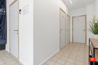 Op zoek naar een interessante investering in het hart van Ieper? Dit opbrengsteigendom biedt tal van mogelijkheden dankzij zijn centrale ligging, polyvalente bestemming en bestaande huuropbrengsten.<br /><br />Het gebouw bestaat uit drie afzonderlijke entiteiten. Op de verdiepingen bevinden zich <strong>twee verhuurde appartementen</strong> met een maandelijkse huuropbrengst van respectievelijk €650 en €630. Dankzij de gunstige ligging in het historische stadscentrum lenen deze appartementen zich bovendien uitstekend voor vakantieverhuur.<br /><br />Het gelijkvloers biedt een unieke kans om volledig naar eigen smaak en noden in te richten. Met zijn polyvalente bestemming is deze ruimte geschikt voor diverse doeleinden, zoals een kantoor, praktijkruimte of handelspand, waardoor zowel investeerders als zelfstandigen hier interessante opportuniteiten vinden.<br /><br />Als extra troef beschikt het pand over een beschermde gevel die bijdraagt aan het karakter en de uitstraling van het gebouw.<br />Een veelzijdig opbrengsteigendom met onmiddellijk rendement én uitbreidingspotentieel op een uitstekende locatie in het centrum van Ieper.<br /><br /><strong>Indeling gebouw: <br /><br />-1: </strong>Kelderverdieping/Stockageruimte (30m²)<br /><br /><strong>GLV: </strong>Gemeenschappelijke inkomhal (12m²) met twee afgesloten bergingen - inkomhal praktijk (4m²) - praktijkruimte (15m²) - praktijkruimte/polvalente ruimte 2 (18,5m²) - traphal (7m²) - keuken/praktijkruimte 2 (20m²) - stadskoer (15m²) <br /><br /><strong>+1: </strong>Appartement 1: Slaapkamer (14m²) met aanpalende badkamer (5m²) voorzien van douche en wastafel - toilet (2m) - leefruimte (22m²) met open keuken (10m²) voorzien van inductiekookplaat, combi-oven en ingebouwde koelkast - bureauruimte (6m²) <br /><br /><strong>+2: </strong>Appartement 2: Inkomhal (8m²) met toilet (2m²) - keuken (12m²) voorzien van combi oven, inductiekookplaat en ingebouwde koelkast - vaute/tussenverdiep (22m²) - badkamer (6m²) voorzien van douche en wastafel - slaapkamer (11m²) - leefruimte (14m²) - opbergruimte (3m²) - dakterras (6m²) <br /><br /><strong>Vrijblijvend bezoek of meer informatie?</strong><br />Contacteer Minthus op 057 468 333 of mail info@minthus.be