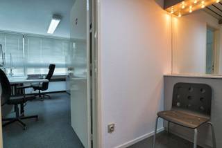 Do you want to make business in the HQ of the diamonds?<br />On the 6th floor of this prestigious and well-guarded building one finds these completely equipped offices, with reception, discussion, sorting, kitchenette, sanitary, 3 safes, weighing tools,… all you need to start your activities right away. Specialized bookkeeper present in the building. Rent is including real estate taxes, central heating, syndicate. Only the electricity is extra. Immediately available.