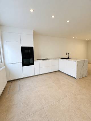 Instapklare woning met 4 slaapkamers en zonovergoten tuin<br /><br />Op zoek naar een verrassend ruime woning met een prachtige leefruimte en een diepe, zonovergoten tuin? Dan is deze woning in Assebroek absoluut een bezoek waard.<br /><br />Al van bij het binnenkomen valt op hoeveel ruimte deze woning te bieden heeft. Vanuit de inkomhal met apart gastentoilet kom je in de moderne keuken, met aansluitend alle plaats voor een grote eettafel.<br /><br />Daarna loopt de woning verder door naar de bijzonder ruime en lichtrijke leefruimte. Een heerlijke plek met plaats voor een royale zithoek én nog voldoende ruimte voor bijvoorbeeld een speel-, werk- of leeshoek. De grote raampartijen achteraan zorgen voor veel licht en laten binnen en buiten mooi in elkaar overvloeien.<br /><br />Ook buiten zet dat gevoel van ruimte zich verder. De diepe, zonovergoten tuin met terras biedt volop ruimte om te spelen, te ontspannen, te tuinieren of vrienden te ontvangen tijdens lange zomeravonden.<br /><br />Op het gelijkvloers is er bovendien een extra douchekamer. Boven bevinden zich 4 slaapkamers en een ruime badkamer. Wie niet alle kamers als slaapkamer nodig heeft, heeft meteen alle vrijheid voor een dressing, thuiskantoor, logeer- of hobbykamer.<br /><br />De woning is volledig geschilderd en vormt van keuken tot tuin een mooi en verzorgd geheel waar je meteen je eigen thuis van kunt maken.<br /><br />Troeven:<br /><br />* 4 slaapkamers<br />* Moderne keuken met ruime eetplaats<br />* Bijzonder ruime en lichtrijke leefruimte<br />* Ruime badkamer boven<br />* Extra douchekamer op het gelijkvloers<br />* Apart gastentoilet<br />* Volledig geschilderd<br />* Diepe, zonovergoten tuin met terras<br />* Regenwaterput 5000L<br />* Perceel van 271 m2<br /><br />Vraagprijs: €419.000<br /><br />Benieuwd naar de woning? Kom ze vooral zelf ontdekken. De ruimte komt pas echt tot haar recht wanneer je er binnenstapt.<br /><br />Voor meer informatie of een bezoek: 0496 05 20 65