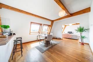 <p><strong>Info &amp; bezoeken – 02 315 51 71</strong><span></span></p>
<p><strong>We Invest Brussels</strong> stelt u met plezier dit prachtige appartement voor, gelegen aan de <strong>Joseph Chaudronlaan</strong> in Audergem, op de <strong>bovenste verdieping van een kleinschalige residentie met lage gemeenschappelijke kosten</strong>.</p>
<p>Een bijzonder pluspunt is de <strong>privélift</strong> die rechtstreeks in het appartement uitkomt en zorgt voor extra comfort en exclusiviteit. Binnen vindt u een lichtrijke leefruimte met een gezellige woonkamer, een aparte eetkamer en een afzonderlijke keuken, ideaal voor dagelijks wooncomfort.</p>
<p>Het nachtgedeelte bestaat uit <strong>drie volwaardige slaapkamers</strong>, een ruime badkamer en twee aparte toiletten, waardoor het appartement perfect geschikt is voor een gezin of als investering.</p>
<p>Het appartement verkeert in <strong>uitstekende staat</strong> en is momenteel <strong>verhuurd</strong>, wat het bijzonder interessant maakt voor investeerders die op zoek zijn naar een kwalitatief pand met onmiddellijk huurrendement.</p>
<p>Een <strong>ondergrondse parkeerplaats wordt verplicht mee verkocht</strong> voor een <strong>meerprijs van €25.000</strong>, wat zorgt voor extra comfort en een veilige parkeeroplossing.</p>
<p>Dankzij de uitstekende ligging, vlak bij winkels, scholen, openbaar vervoer en belangrijke invalswegen, geniet u hier van alle dagelijkse voorzieningen binnen handbereik.</p>
<p><strong>Een zeldzame kans in Audergem. Zeker een bezoek waard!</strong></p>