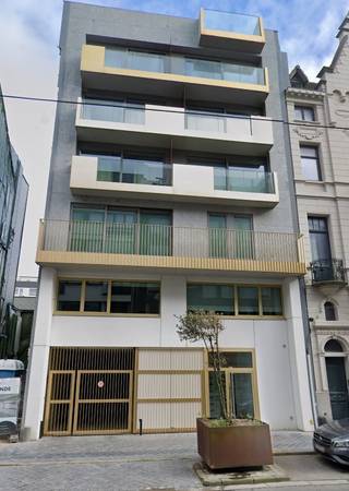 Opportunité unique : parking sécurisé, central et facile d'entretien à Ostende<br /><br />Au cœur animé du centre-ville d'Ostende, nous vous proposons ce box de stationnement exceptionnel, situé en position numéro 1 dans un système de parking automatisé moderne. Cette solution de stationnement couverte et fermée convient uniquement aux voitures particulières pesant jusqu'à 1500 kg.<br /><br />✅ Pourquoi choisir ce box de stationnement ?<br /><br />Emplacement de choix : En plein centre d'Ostende, à distance de marche des commerces, des restaurants, de la gare et de la digue.<br /><br />Système de parking automatisé : Premier de la file - entrée et sortie rapides, pas de manœuvres compliquées.<br /><br />Sécurité &amp; propreté : Accès fermé et sécurisé, infrastructure bien entretenue.<br /><br />Réservé aux voitures particulières : Pas de nuisance des gros véhicules - calme et ordre maximum.<br /><br />Que vous cherchiez un endroit sûr pour garer votre voiture ou un investissement intelligent avec potentiel locatif, ce box de stationnement vous offre confort, sécurité et avantage de localisation en un seul endroit.<br /><br />📞 Intéressé ? Contactez-nous dès aujourd'hui pour plus d'informations ou une visite.