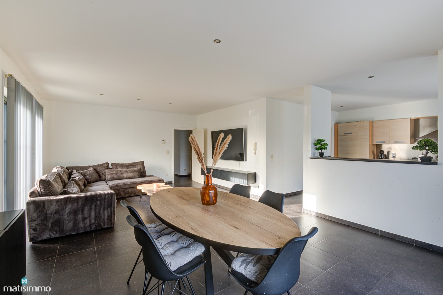 RUIM INSTAPKLAAR APPARTEMENT MET 3 SLAAPKAMERS, TERRAS EN AUTOSTAANPLAATS TE BEVERST - foto 5