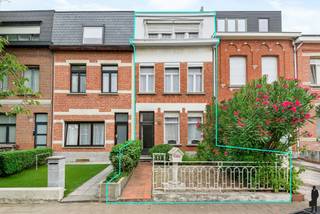 Deze te renoveren karaktervolle rijwoning zit vol authentieke elementen en biedt 4 ruime slaapkamers. De woning heeft een zeer rustige ligging...