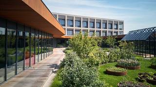 Le centre d'affaires « In The Yard », fantastiquement situé et inspirant, se trouve le long de l'E40 près de Gand. Ce site offre confort et...