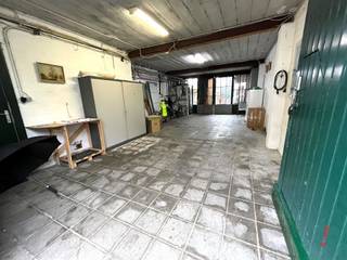 <p>Ontdek deze unieke retailruimte in het hart van Sint-Kruis, net buiten de stadsring gelegen aan de Kruispoort, met een totale bewoonbare oppervlakte van 200m² op een perceel van 385m². Deze ruime woning met bijhorende loods biedt drie ruime slaapkamers en een opslagplaats, ideaal voor zelfstandigen, gezinnen met hobbies of als investeringsmogelijkheid.<br />Op de gelijkvloerse verdieping is een dubbele poort met een ruime garage (ca 65m2). Verder is een binnenkoer met doorgang naar een grote opslag- of werkplaats (ca400m2).<br />Er is doorgang van zowel de 1e garage alsook een aparte inkomhal naar de bovengelegen woonst.<br />Deze omvat een inkomhal naar de 1e verdieping met een woon- en eetkamer met een nieuw ingerichte keuken. Verder is een badkamer met lavabo, douche en toilet.<br />Vaste trap naar de 2e verdieping met 3 volwaardige slaapkamers met daarboven een kruipzolder.<br />Een van de grootste troeven van deze woning is de dubbele garage, ideaal voor meerdere voertuigen of als extra opslagruimte. De achterliggende werkplaats biedt tal van mogelijkheden voor ondernemers of hobbyisten die extra ruimte nodig hebben.<br />Deze eigendom biedt een uitstekende connectiviteit, gelegen dicht bij belangrijke uitvalswegen en openbaar vervoer. <br />Kortom, een veelzijdige pand dat zowel een comfortabele woonruimte als een uitstekende zakelijk potentieel biedt. Mis deze unieke kans niet in Sint-Kruis!<br />Dit pand biedt tal van mogelijkheden voor wie op zoek is naar een groot volume op een toplocatie!<br />EPC: 772kWh/m2, nieuwe ramen in dubbele beglazing met pvc raamomlijsting en rolluiken voorzien.<br />Vraagprijs: 549.000 euro.<br />Voor info/bezoek: 050 733 337 of kantoor@immowoon.be</p>