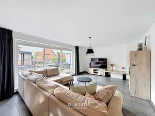In een zeer LEUKE straat met veel parkeergelegenheid te Uitkerke ligt dit recente duplexappartement met 3 RUIME slaapkamers en ruim ZUIDgericht zonneterras!<br /><br /><strong>INDELING:</strong><br /><em><u><strong>Eerste verdieping:</strong></u></em><br />inkomhal met vestiaire - ruime lichtrijke living met volledig ingerichte open keuken (O.a. met fornuis, dampkap, combi-oven, frigo én vaatwasmachine) - wasplaats (met alle voorzieningen voor wasmachine) - afzonderlijk gastentoilet (met lavabo) - ruim ZUIDgericht zonneterras.<br /><br /><strong><em><u>Tweede verdieping:</u></em></strong><br />Nachthal - ruime badkamer (O.a. met dubbel lavabomeubel, hangtoilet, ligbad én inloopdouche) - 3 ruime slaapkamers.<br /><br /><u><em><strong>Derde verdieping:</strong></em></u><br />Ruime geïsoleerde zolder.<br /><br /><u><strong>Opmerkingen:</strong></u><br />- ENERGIEZUINIG appartement: Energielabel B!<br />- Elektriciteit volledig GOEDgekeurd.<br />- Ventilatiesysteem C.<br />- CV op aardgas.<br />- Gemeenschappelijke fietsenberging aanwezig.<br /><br />ZEER interessante woning voor JONGE mensen! Ruim lichtrijk appartement vlakbij winkels, scholen, openbaar vervoer... Aarzel zeker niet om ons te contacteren voor een bezoek ter plaatse: 050/70.01.02 - info@centro.be.