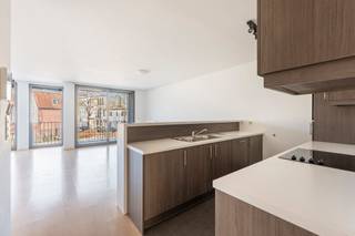 <div>
<section>
<div>
<div>
<div>
<div>
<div>
<div>
<p>Dit verzorgd appartement is rustig gelegen in Mortsel en biedt een aangename combinatie van licht, ruimte en comfort, met alle voorzieningen binnen handbereik.</p>
<p>Bij het binnenkomen kom je in een inkomhal met ruimte voor een vestiaire of zitbank. De lichtrijke leefruimte met open keuken vormt een harmonieus geheel, waarbij de keuken naadloos geïntegreerd is in de ruimte. De open keuken is ruim opgevat, voorzien van alle comfort en uitgerust met een groot werkblad, ideaal voor wie graag kookt en leeft in een open, gezellige omgeving. Aansluitend bevindt zich een praktische berging/annex aan de keuken.</p>
<p>Het salon geeft toegang tot het ruime, zonnige terras, waar je de hele namiddag en avond van de zon kan genieten. Van hieruit heb je bovendien een prachtig, open zicht op een speeltuin, wat zorgt voor een bijzonder aangenaam en vrij gevoel.</p>
<p>De badkamer is ruim en beschikt over een baddouche en een dubbele lavabo. Aansluitend bevindt zich een tweede praktische berging met aansluiting voor wasmachine en droogkast, toegankelijk via de badkamer.</p>
<p>Het appartement is gelegen in een doodlopende straat, wat zorgt voor extra rust en weinig verkeer. Toch bevindt het zich vlakbij winkels, openbaar vervoer (tramhalte) en andere voorzieningen. Naast het gebouw is er bovendien een doorgang naar een wandelroute door de natuur, ideaal voor liefhebbers van groen en ontspanning.</p>
<p>Extra troeven zijn de nieuwe condenserende gasketel en de aanwezigheid van een staanplaats in de ondergrondse parkeerruimte (aankoop mogelijk aan € 20.000).</p>
<p>Een ideaal appartement voor wie comfortabel en rustig wil wonen, met een vlotte bereikbaarheid en een mooie, groene omgeving.</p>
</div>
</div>
</div>
</div>
<div></div>
<div>
<div></div>
</div>
</div>
</div>
</section>
</div>
<div></div>