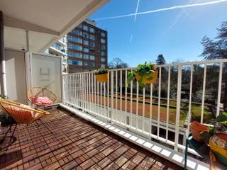 <strong>GEMEUBELD - Park Den Brandt -<span> gerenoveerd </span>twee slaapkamer appartement met zonnig terras ca. 8m²gelegen op de tweede verdieping in residentie 'Dikke Mee' op de hoek van de Beukenlaan en de Eglantierlaan, net op de grens tussen Antwerpen en Wilrijk. Goed onderhouden gebouw op uitstekende locatie nabij Park den Brandt, Nachtegalenpark, belangrijke in-en uitvalswegen, scholen, openbaar vervoer, winkels.<br /><br />INDELING:</strong><br /><span>U komt binnen via de inkomhal, die voorzien is van een vestiairekast en een apart toilet. Vervolgens heeft u toegang tot de aangename en bijzonder lichtrijke LEEFRUIMTE op moderne stenen vloer, waar u geniet van een open groen uitzicht. De moderne KEUKEN is voorzien van een zithoek en opbergkasten. Verder zijn alle toestellen voorzien; spoelbak, oven, een inductievuur, vaatwasmachine, ijskast en een diepvries. Aansluitend bevindt zich ontbijthoek met bar en aansluiting voor de wasmachine.<br /></span><br />De NACHTHAL geeft u toegang tot de twee ruime slaapkamers achteraan beide afgewerkt op stenen vloer<br />SLAAPKAMER 1 ca. 17m²<br />SLAAPKAMER 2 ca. 13,50m²<br />Ingerichte BADKAMER voorzien van een lavabo en een inloop regendouche.<br /><br /><span>Heerlijk genieten kan u op het privatief, zuidgerichte TERRAS ca. 8m² met open en groen uitzicht en is perfect om in alle rust te genieten van een zonnige dag. </span><br /><br />Een privatieve kelder is inbegrepen.<br /><br /><span><strong>BIJZONDERHEDEN:</strong></span><br /><span>* Uitstekend onderhouden gebouw: dak vernieuwd 2018-2019, liften conform, ketels recent vernieuwd, badgesysteem-camerabewaking<br />* Gelegen op toplocatie te Nachtegalenpark, Park den Brandt<br />* Kwalitatief gerenoveerd appartement met leuk meubilair<br /></span><span>* HR-beglazing, uitstekend EPC: 176kWh/m² Label B<br /></span>* <span>Privatieve kelder inclusief</span><br /><span>* Ruim zonnig privatief terras achteraan <br />* Mooi open uitzicht voor- en achteraan</span>