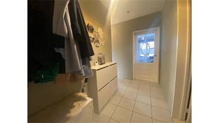 Een appartement op de eerste verdieping bestaande uit een woonkamer, ingerichte keuken, 2 slaapkamers, badkamer, bergplaats, terrasje autostaanplaats...