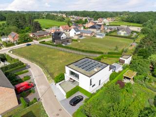 <br />Op een uitstekende locatie te Begijnendijk bevindt zich deze bouwgrond van 596 m² voor een open bebouwing. U geniet hier van een uitstekende ligging en in de nabijheid van winkels, scholen en het openbaar vervoer. <br /><br />Deze bouwgrond biedt tal van stedenbouwkundige mogelijkheden. De render geeft een indicatieve weergave van een mogelijke woning volgens de geldende bouwvoorschriften conform de verkaveling.<br /><br />Bouwvoorschriften:<br />- Open bebouwing<br />- Max. bouwdiepte is 9m.<br />- Plat dak of hellende dakvorm (dakhelling max 45°)<br />- Max. kroonlijsthoogte is 6,5m.<br />- Bijgebouw is toegelaten<br />- Carport in de zijtuinstrook<br /><br />Dit is een uitstekende opportuniteit als u op zoek bent naar een bouwgrond voor een open bebouwing te Begijnendijk. Contacteer ons voor meer informatie op 0473 38 29 40 of neem een kijkje op www.boonstravastgoed.be .<br /><br />Bijzonderheden:<br />- Perceel = 596 m²<br />- Uitstekende ligging<br />- Open bebouwing