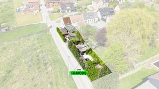 Gelegen in het hart van de Vlaamse Ardennen, op de grens met Zottegem, bevindt zich deze charmante woning op een uitzonderlijk rustige locatie. Hier geniet u dagelijks van een prachtig, weids verzicht over de omliggende landerijen. Een waar paradijs voor wandelaars en fietsliefhebbers, en bovendien ideaal als eigen woonst of tweede verblijf.<br /><br />Bij het betreden van de woning komt u in de gezellige leefruimte, die naadloos aansluit op een lichtrijke veranda. Deze vormt de perfecte verbinding tussen de woonkamer en de keuken, en zorgt voor een aangenaam ruimtegevoel met veel natuurlijk licht. Verder beschikt de woning over een badkamer uitgerust met wastafel, ligbad met douchescherm en toilet.<br /><br />Op de eerste verdieping bevindt zich een ruime slaapkamer van ca. 20 m², met bijkomende zolderruimte toegankelijk via een valluik.<br /><br />Buiten geniet u van een knusse tuin en een gezellig terras waar het unieke verzicht volledig tot zijn recht komt. Daarnaast zijn er nog een kelder en een praktische carport aanwezig.<br /><br />