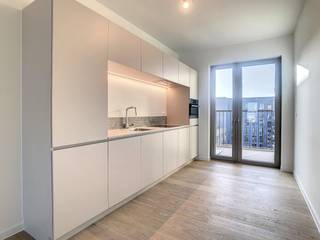 Dit appartement met zicht op het water is gelegen aan het Kattendijkdok in Antwerpen. Het appartement heeft een terras met zicht op het water alsook een zonneterras met zicht op de tuin. <br /><br />Het appartement is voorzien van zowel zonnepanelen als geothermie en heeft een bewoonbare oppervlakte van ca 90 m².  <br /><br />Indeling:<br />- leefruimte<br />- geïnstalleerde open keuken <br />- inpandig terras met zicht op het water<br />- zonneterras met zicht op de tuin<br />- 2 slaapkamers<br />- badkamer met inloopdouche, dubbele lavabo en toilet<br />- berging <br /><br />Provisie van € 100/maand voor poetsen van gemeenschappelijke delen, lift, onderhoud tuin... <br />Beschikbaar vanaf 01/08/2026.<br />Verplicht te huren ondergrondse autostaanplaats voor een prijs van € 100/maand. <br /><br />Bent u geïnteresseerd in een appartement of woning te huur in Antwerpen? Aarzel dan niet om ons te contacteren.   <br />Had u graag uw eigen eigendom te huur aangeboden contacteer ons dan voor een vrijblijvende schatting, telefonisch op het nummer 03/206.76.76 of per mail naar antwerpen@dewaele.com.   <br /><br />Ook voor alle andere vragen omtrent vastgoed kan u steeds bij ons kantoor te Antwerpen terecht!    