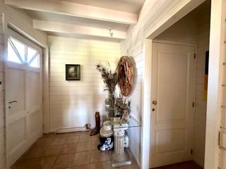 Deze alleenstaande villa is gelegen in een rustige wijk nabij centrum Roeselare <br /><br /><span>De woning is als volgt ingedeeld</span>: <br />Gelijkvloerse verdieping: Inkom met vestiaire en gastentoilet, sfeervolle leefruimte met houtkachel, bureau (extra kamer mog.), geÏnstalleerde keuken, wasplaats/berging, inpandige garage, grote zonnige tuin met terras en tuinberging. Er is een carport en grote oprit.<br />Eerste verdieping: master bedroom met dressing + toegang tot zolderruimte, badkamer (bad, douche, dubbele lavabo en apart toilet), 2 slaapkamers, waarvan 1 met extra kamer/ruimte.<br /><br />De woning is beschikbaar vanaf 1 juni. <br /><br />PLUSPUNTEN:<br />- AIRCO<br />- GARAGE + CARPORT <br />- RUSTIGE EN CENTRALE LIGGING<br />- 4 SLPKS MOG. <br />- ZONNIGE TUIN