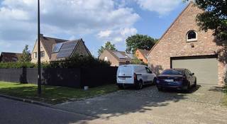 Recent gerenoveerde vrijstaande woning te Zevendonk Turnhout met zeer ruime garage/ magazijn (vergund) .Wordt volledig afgewerkt...
