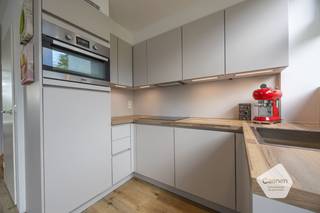 Deze aangename <strong>vakantiewoning te residentie Duinengolf</strong>, gelegen op korte afstand van <strong>strand en zee</strong>, biedt met een <strong>bewoonbare oppervlakte van 84 m²</strong> alle comfort voor een ontspannen verblijf met familie of vrienden;<br />De woning onderging in 2020 een <strong>volledige renovatie</strong>. Daarbij werden onder meer een nieuwe moderne keuken, een nieuwe badkamer met inloopdouche en twee nieuwe toiletten geplaatst. Ook de verwarming werd vernieuwd met een energiezuinige condenserende gasketel;<br />De vakantiewoning beschikt over <strong>drie slaapkamers</strong> en een aangenaam terras waar u heerlijk kunt genieten van het buitenleven. Op het domein is bovendien een speeltuin aanwezig, wat deze woning extra aantrekkelijk maakt voor gezinnen met kinderen;<br />Geen domicilie toegelaten;<br />Verkoop onder erfpacht;<br /><br /><u>Indeling:</u><br />Beneden: Inkom, apart toilet, leefruimte met volledig geïnstalleerde open keuken, bergruimte & terras;<br />Verdiep: Nachthal, 3x slaapkamer, badkamer met inloopdouche, dubbele wastafel en toilet;<br /><br /><u>Troeven:</u><br />- Volledig gerenoveerd;<br />- Commerciële verhuring mogelijk;<br />- Speelplein op domein;<br />- Op wandelafstand van zee, strand en duinen;<br /><br />Neem zeker contact op bij verdere vragen of om een vrijblijvend plaatsbezoek in te plannen!