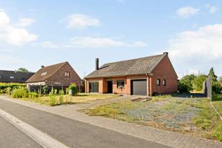 Ben je op zoek naar een ruime woning met parkeermogelijkheden en zonnige tuin met magnifiek uitzicht? GEVONDEN!!<br /><br />De bungalow kenmerkt de inkomhal, 3 ruime slaapkamers, de badkamer met ligbad met sproeikop, enkele wastafel, het apart toilet, de lichtrijke woonkamer met gezellige houtkachel, de keuken (2008: oven, koelkast, dubbele spoelbak, ker. kookplaat, dampkap), de veranda en de garage met automatische poort.<br /><br />Ruimte te kort? Er is nog een ruime zolder aanwezig die kan ingericht worden naar wens.<br /><br />Genieten van de zon? Dit kan in de zuidwest georiënteerde tuin met een adembenemend uitzicht op de groene velden.<br /><br />TROEVEN IN EEN NOTENDOP:<br />- Uitstekende ligging!<br />- Zonnige tuin met uitzonderlijk zicht!<br />- Rolluiken aanwezig!<br />- Open bebouwing!<br />- Parkeermogelijkheden!<br />- Zeer goed onderhouden woning!<br /><br />Meer informatie/een bezoek? Maak eenvoudig jouw afspraak op WWW.WOONVAST.BE of contacteer Jonas op 0468 19 11 62 of via jonas@woonvast.be