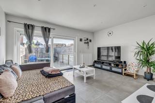 <p>Voor meer info of een bezoek, bel 054 69 39 39 - In een rustige straat vlakbij het centrum van Geraardsbergen vindt u dit i<strong>nstapklare, gelijkvloers appartement in een kleinschalig gebouw</strong> met slechts twee units. Het appartement werd <strong>in 2019 volledig gerenoveerd</strong> met begeleiding van architect en erkende aannemer, en voldoet aan alle huidige normen op vlak van energie, ventilatie en elektriciteit. Het gelijkvloers omvat een lichtrijke leefruimte met grote raampartijen, open keuken en een <strong>zonnig terras van +/-30 m²</strong>. Er bevinden zich <strong>twee volwaardige slaapkamers</strong>, een stijlvolle badkamer met Italiaanse inloopdouche en lavabomeubel, en een aparte bureelruimte. Een privatieve kelderruimte is eveneens inbegrepen. Dankzij de conforme installaties en het gunstige EPC is dit een zorgeloze aankoop, <strong>ideaal voor starters of als opbrengsteigendom</strong>. Extra troef: ook de tweede unit in het gebouw is te koop. Wie beide appartementen samen aankoopt, beschikt over een volledig gebouw zonder syndicus of lift – een unieke kans om te investeren in vastgoed zonder structurele zorgen. Op wandelafstand van winkels, station en centrum, met een uitstekende mobiliteitsscore.</p>