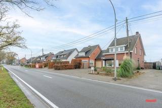 Niet nieuw, niet oud, maar gewoon goed. En dat is het fijne aan deze woning: je kan er zo in, en mondjesmaat je eigen ding doen. Met een likje...