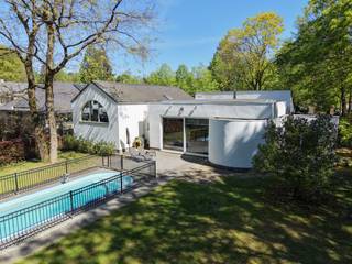 Aan de rand van het park Mikhof en op een boogscheut van het centrum van Sint-Job-in-'t-Goor, vinden we deze ruime karaktervolle villa terug op een perceel van 3.034 m2 met zwembad en een groot vergund bijgebouw. <br /><br />We betreden de woning via de ruime inkomhal die ons aan de linkerkant toegang geeft tot het leefgedeelte van de woning. Hier vinden we 2 ruime zitkamers terug , de eetruimte, een bureauruimte en een aparte ontbijthoek. Allemaal op een goed onderhouden parket.<br /><br />Dankzij de grote raampartijen geniet deze woning van een uitstekende lichtinval en creëert het een gevoel van rust door het groen rondom de woning. <br /><br />Aansluitend vinden we nog de volledig geïnstalleerde keuken (2000) terug voorzien van een kookplaat met dampkap, een ijskast met vriezer, een combi-oven, gewone oven, bordenwarmer en vaatwasser. Dankzij de lichtkoepel geniet ook de keuken van een goede lichtinval. <br /><br />Aan de rechterkant van de woning vinden we de slaapkamers en badkamers terug telkens op een half verdiep verschil. Met 6 treden naar boven vinden we de ruime master-bedroom terug van 22 m2. Daarnaast zijn er nog 2 slaapkamers, een berging en een badkamer met bad en douche terug te vinden. <br /><br />Een half verdiep lager vinden we nogmaals 3 ruime slaapkamers, een badkamer en een apart toilet terug. Deze kamers kunnen ook perfect gebruikt worden als bureauruimte of om een vrij beroep uit te oefenen. <br /><br />Wat deze woning extra uniek maakt is het grote én vergunde bijgebouw (2019) van maar lieft 180 m2 over de 2 verdiepen, voorzien van een leef -en eetruimte, een open keuken, een apart toilet, een badkamer met inloopdouche en 3 slaapkamers. Ideaal dus voor co-housing. <br /><br />Verder beschikt de woning nog over:<br /><br />- Een vergund zwembad van 24 m2<br />- Een perfecte zuid-west oriëntatie <br />- Een grote carport voor 3 auto's of meer <br />- Een zeer grote oprit waar meerdere auto's kunnen staan<br />- 15 zonnepanelen (2019)<br />- Een recente ketel (2019) <br />- Goede EPC score <br />- Conforme elektriciteit <br />- Badkamers op vloerverwarming <br />