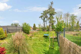 <p>Te koop: recente en instapklare woning met zwembad en 4 slaapkamers<br /><br />Deze charmante woning (bouwjaar 2021) combineert modern comfort, ruimte en functionaliteit en is perfect afgestemd op het gezinsleven.<br />Gelegen op een perceel van meer dan 8 are, geniet je hier van rust én een aangename buitenomgeving.<br /><br />Wat maakt dit pand uniek?<br />Op het gelijkvloers kom je binnen via de inkomhal die toegang biedt tot de lichtrijke leefruimte, eetplaats en moderne open keuken. Verder zijn er een praktische wasruimte en een apart toilet. De verdieping omvat vier slaapkamers en een badkamer. Buiten geniet je van het verwarmde zwembad en de ruime tuin. Aan de voorzijde zijn er bovendien parkeerplaatsen voorzien. De woning is uitgerust met centrale verwarming op aardgas, een pelletkachel, regenwaterput en beschikt over conforme elektriciteit en EPC-B. <br />Voor wie is dit ideaal?<br />Ideaal voor gezinnen die op zoek zijn naar een recente, instapklare woning met tuin en zwembad, in een aangename omgeving nabij alle voorzieningen.<br /><br />Te koop via Immo Beguin, jouw vastgoedexpert sinds 2009, met kantoren in Ronse, Waregem, Kortrijk, Deinze, Doornik en Lessines.<br />Meer info of bezoek aanvragen via: aurelie@immobeguin.be</p>