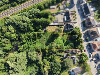 Deze vlot bereikbare bouwgrond van 21are biedt een unieke combinatie van ruimte, uitzicht en mogelijkheden. De grond geniet van een gunstige en strategische ligging en biedt een mooi uitzicht op de achterliggende weidelanden.
Het perceel bevindt zich in dichte nabijheid van diverse winkels/warenhuizen, scholen, openbaar vervoer/station Liedekerke en Denderleeuw en op- en afrittencomplex E40.
Omdat er nog geen stedenbouwkundig attest of verkavelingsaanvraag werd ingediend, beschikt u als koper over maximale flexibiliteit om uw project volledig naar eigen wensen vorm te geven.
Diverse ontwikkelingsopties (voor meer info gelieve contact op te nemen met de gemeente Liedekerke).
Interesse in deze veelzijdige opportuniteit?
Contacteer ons gerust voor meer informatie of een bezoek via eva@immoaccenta.be