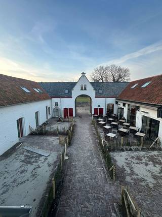 <p>Een bezoekmoment aanvragen kan via onze website: https://vicusvastgoed.be/nl/te-huur<br />Ga naar het respectievelijke pand en klik op ‘bezoek aanvragen’.<br />Na het invullen van ‘mijn huurprofiel’ koppelen wij spoedig terug.<br /><br />MAILEN: Verhuur@vicusvastgoed.be<br /><br />Dit gerenoveerde kantoorgebouw maakt deel uit van een recent aangelegde site met oog voor detail, gelegen in het hart van Zwijnaarde. De kasteelhoeve grenst aan het prachtige Ghellinckpark en geniet van een open zicht op het omliggende groen.<br /><br />Het kantoor bevat een uitstekende mobiliteit dankzij de nabijheid van belangrijke invalswegen zoals de N60, R4, E40 en E17.<br />Via een gemeenschappelijke oprit bereik je een parkeereiland met zeven parkeerplaatsen, waaronder voorzieningen voor elektrische wagens, evenals twee ruime fietsenstallingen.<br /><br />Daarnaast beschikt het kantoor over een private tuin en zijn op het binnenplein van de site houten tuinbanken voorzien.<br />De site wordt verder afgewerkt met groenblijvende ligusterhagen en een reeks laagstammige, niet-vruchtdragende fruitbomen, die zorgen voor een verzorgde en sfeervolle omgeving.<br /><br />Omwald door imposante kasteelmuren vormt deze site sinds het begin van de jaren 1900 een kenmerkend en historisch beeld in Zwijnaarde. Tijdens de Eerste Wereldoorlog deed ze dienst als militair hospitaal voor paarden, en in de Tweede Wereldoorlog werd ze gebruikt als munitiedepot voor de Duitse troepen.<br /><br />HUURPRIJS: €3.750/maand<br />Onderhoud tuin: €50/maand<br />Parkeerplaatsen (7): €35/maand</p>
<p><span></span></p>