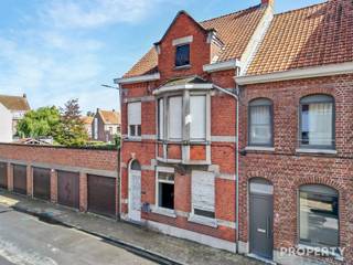 Te renoveren woning met authentieke gevel in het centrum van IzegemIn de Sint-Crispijnstraat, een rustige straat met een uiterst centrale ligging in...