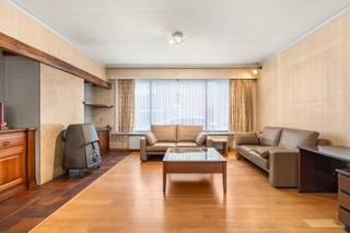 <p>Te koop: ruime gesloten bebouwing in het centrum van Sint-Baafs-Vijve, gelegen aan de Rijksweg, met alle voorzieningen binnen handbereik.<br />Deze woning uit 1948 biedt uitzonderlijk veel ruimte, met maar liefst 6 slaapkamers, ideaal voor grote gezinnen of wie extra werk- en hobbyruimte zoekt. Achteraan bevinden zich garages met handige uitweg, wat zorgt voor vlotte toegang en extra parkeermogelijkheden. De tuin is volledig zuid gericht.</p>

<p> </p>

<p>Belangrijkste ruimtes:<br />• Woonkamer met zicht op de tuin<br />• Keuken met toegang tot de badkamer<br />• 6 slaapkamers, geschikt voor diverse invullingen<br />• Berging en kelder voor extra opslag<br />• Garage en staanplaats achteraan met uitweg<br />• Inkomhal en nachthal<br />• Stookruimte</p>

<p> </p>

<p>Troeven:<br />• Zeer ruime woning met 6 slaapkamers<br />• Achteraan garages met uitweg<br />• Volledig zuid gerichte tuin</p>

<p> </p>

<p>Neem vandaag nog contact op met je ERA-makelaar voor een bezoek.<br />JOUW DROOMHUIS. ZO GEVONDEN!</p>