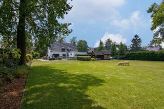 <p><strong>Landelijk ingerichte villa op exclusief en rustig gelegen perceel met een straatbreedte van 38m terug te vinden in één van de meeste geliefde Hasseltse buurten 'Berkenveld'.</strong><br /><br /><strong><u>TROEVEN</u></strong>: <br />- Rustige locatie in één van de meest geliefde Hasseltse buurten <br />- Exclusieve, luxueuze woonomgeving<br />- Gebouwd op 2 open bouwplaatsen van +- 15 aren 71 centiaren <br />- Goede verbinding naar Hasselt-centrum, Genk, Zonhoven, ... via invalswegen, de E313 en de E314 <br />- Op fietsafstand van natuurdomeinen Kiewit en Bokrijk <br />- Corda-campus op fietsafstand en slechts 2 minuten met de auto<br />- EPC label héél <strong>makkelijk te optimaliseren naar label B</strong> door extra dakisolatie, vraag gerust naar de simulaties! <br />- Elektriciteit conform gekeurd tot 2043 <br />- Minutieus onderhouden en afgewerkt met kwalitatieve materialen <br />- De woning werd gelijkvloers volledig voorzien op mindervaliden en/of ouderen<br />- <strong>Bureel voor praktijk voorzien</strong><br />- Prachtig aangelegde tuin met automatisch beregeningssysteem<br />- <strong>Riant perceel van maar liefst 31 aren 43 centiaren</strong> <br />- Voldoende parkeergelegenheid rondom de woning en in de inpandige garage <br /><br /><strong>Locatie</strong> - Landelijke charme, hedendaags comfort en een praktische indeling komen perfect samen in deze instapklare villa. Het geheel werd met oog voor kwaliteit en detail afgewerkt en biedt royale leefruimtes die perfect aansluiten bij de wensen van een modern gezin.<br />De woning is gelegen op een perceel van ruim 31 aren in de exclusieve wijk Berkenveld, een groene en rustige buurt die bekendstaat om haar ruime percelen, statige villa’s en prachtige lanen. Hier woont u in alle privacy, omgeven door natuur, terwijl het centrum van Hasselt, de E313, E314 en de belangrijkste invalswegen zich op slechts enkele minuten van uw voordeur bevinden. De combinatie van rust, ruimte, bereikbaarheid en een kindvriendelijke woonomgeving maakt deze locatie tot één van de meest gegeerde op Hasselts grondgebied. Ook natuurliefhebbers halen hier hun hart op: behalve de groene buurt waarin u woont, bevinden ook natuurdomeinen Kiewit en Bokrijk zich op fietsafstand. Talloze mogelijkheden om heerlijk te genieten. <br /><br /><strong>Indeling</strong> - Het hart van de woning wordt gevormd door de sfeervolle leefruimtes, dankzij de riante woonkamer, de gezellige eethoek en de stijlvolle keuken, die naadloos in elkaar overvloeien. Van hieruit heb je een perfect zicht op zowel de voor- als de achtertuin. Verder is de woning praktisch ingedeeld, met gelijkvloers een ruime inkomhal, vestiaire, gastentoilet, technische ruimte en inpandige garage die parkeergelegenheid biedt voor 2 wagens. Eén van de grote troeven van de woning bevindt zich ook op de gelijkvloerse verdieping: een polyvalente ruimte, die momenteel dienstdoet als thuiswerkbureel, met aansluitend een wasplaats en een geïnstalleerde douche. Deze ruimte leent zich perfect voor een vrij beroep, als vierde slaapkamer of als extra leefruimte voor een inwonende ouder. Ook voor wie graag volledig gelijkvloers wenst te wonen, kijkt hier naar een instapklare opportuniteit. <br /><br />Op de verdieping bevinden zich drie volwaardige slaapkamers. De royale master bedroom beschikt over een stijlvolle doorloopdressing en een eigen badkamer, waardoor een luxueuze privésuite ontstaat. Daarnaast zijn er nog een ruime slaapkamer en een kinderkamer.<br /><br />Deze villa combineert de tijdloze uitstraling van een landelijke architectuur met een hoogwaardige afwerking, praktische indeling en hedendaags wooncomfort. Een instapklare gezinswoning waar ruimte, een aangename woonervaring en kwaliteit centraal staan, in één van de meest feeërieke omgevingen van Hasselt. <br /><br />Graag een bezoek aan deze unieke woonst? Laat uw gegevens achter en Koen contacteert u met veel plezier! </p>