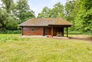Charmante villa met ruime uitbreidingsmogelijkheden op een uniek privé-domein grenzend aan natuurgebied te Schilde<br /><br />In één van de meest gegeerde en residentiële buurten van Schilde, discreet gelegen aan het einde van een doodlopende straat, bevindt zich deze karaktervolle villa op een uitzonderlijk perceel van ca. 14.990 m², waarvan een deel ingericht werd voor het houden van dieren met eigen verblijf. Een locatie waar rust, privacy, natuurbeleving en comfort naadloos samenkomen.<br /><br />Indeling gelijkvloers:<br />De villa verwelkomt u via een ruime en lichtrijke inkomhal met vestiaire en gastentoilet. Vanuit hier bereikt u de aangename leefruimte met open haard en grote raampartijen, die zorgen voor een prachtig uitzicht op de fraai aangelegde tuin. Aansluitend bevindt zich een sfeervolle leefveranda, volledig omringd door schuiframen en voorzien van automatische zonnescreens, zodat u het hele jaar door geniet van een maximale lichtinval en een harmonieus zicht op het groen.<br /><br />De volledig uitgeruste keuken biedt eveneens zicht op en directe toegang tot het terras en wordt vergezeld door een praktische berging. Aansluitend bevindt zich een tweede gezellige leef- en eetruimte, voorzien van een houtkachel, wat deze ruimte bijzonder warm en uitnodigend maakt. Tevens is er een aparte bureauruimte, ideaal voor wie praktijk- of kantooractiviteiten aan huis wenst. De inpandige garage met automatische poort biedt plaats aan twee voertuigen.<br /><br />Eerste verdieping:<br />De nachthal leidt naar de master bedroom met ensuite badkamer, aangevuld met drie comfortabele, volwaardige slaapkamers. Daarnaast is er een tweede badkamer met douche en een bijzonder ruime, functionele wasplaats.<br /><br />Tuin en buitenbeleving:<br />De zuidwest-georiënteerde parktuin vormt een ware oase van rust, met weidse vergezichten en een bijzonder harmonieuze groenbeleving. De tuin werd smaakvol aangelegd, inclusief een fraaie vijverpartij, en beschikt bovendien over een bijgebouw/stal voor het houden van dieren — ideaal voor paarden- of dierenliefhebbers, of voor wie een hobbyproject wenst te realiseren.<br /><br />Bijzonderheden:<br />- Maximale privacy, prestigieuze ligging & ideale zonoriëntatie<br />- Renovaties: 1997 (aanbouw leefruimte) – 1999 (gedeeltelijk buitenschrijnwerk)<br />- Verwarming op aardgas (Viessmann) via radiatoren en convectoren<br />- Dubbele beglazing (hout & aluminium)<br />- Rolluiken aanwezig<br />- Videofonie & automatische toegangspoort<br />- Oprit met plaats voor ca. 6 wagens<br />- Bergzolder toegankelijk via vlizotrap