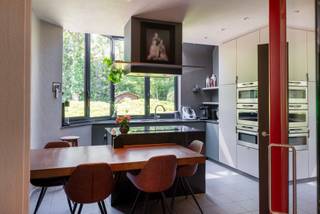Ruime villa met licht en rust op toplocatie in Schiplaken
In een uiterst rustige en residentiële straat in Schiplaken bevindt zich deze verrassend ruime en lichtrijke villa met een bewoonbare oppervlakte van maar liefst 377 m². Bij het betreden van de woning valt meteen de overvloedige natuurlijke lichtinval op door de grote raampartijen, wat zorgt voor een warm en uitnodigend gevoel in de royale leefruimte en keuken. De woning beschikt over vier volwaardige slaapkamers, twee comfortabele badkamers en twee toiletten. Voor wie houdt van ontspanning is er bovendien een sauna aanwezig. Daarnaast is er ook voldoende opbergruimte met twee bergingen.
Buitenshuis zet de troef van rust en privacy zich naadloos voort. De aangelegde tuin met vijver vormt het idyllische decor voor zonnige dagen en ontspannen momenten. Een ruime dubbele garage biedt daarnaast voldoende plek voor twee voertuigen en extra opbergruimte.
Ook de locatie laat niets te wensen over: u geniet van de absolute stilte van de buurt, terwijl u zich op een boogscheut bevindt van het Bloso-domein in Hofstade en het bruisende Mechelen. Dankzij de vlotte en directe aansluiting op de E19 woont u hier bovendien uiterst strategisch en centraal tussen Antwerpen en Brussel, wat deze woning de perfecte uitvalsbasis maakt voor wie groen en rust wil combineren met een uitstekende bereikbaarheid.
Wij leiden jullie graag zelf rond in onze woning.