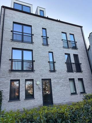 Modern 1 slaapkamer appartement (bouwjaar 2021) met zuidgerichte tuin.<br /><br />Dit recente appartement uit 2021 is een interessante opportuniteit voor wie op zoek is naar comfortabel en energiezuinig wonen. De leefruimte is aangenaam licht dankzij de grote ramen en geeft rechtstreeks uit op de zuidgerichte tuin met beregeningsinstallatie.<br /><br />De open keuken sluit mooi aan op de woonkamer en is praktisch ingericht. Verder beschikt het appartement over een volwaardige slaapkamer en een nette, moderne badkamer.<br /><br />Er is bovendien een aparte wasberging binnen, wat zorgt voor extra comfort in het dagelijks gebruik.<br /><br />Buiten is er een privatieve berging die aansluit op de tuin, handig voor het opbergen van tuinmateriaal. Daarnaast is er een gedeelde fietsen- en afvalberging voorzien.<br /><br />Extra troef zijn de aanwezige zonnepanelen, die bijdragen aan een lagere energiekost.<br /><br />Kortom, een verzorgd en instapklaar appartement met een aangename buitenruimte.<br /><br />Interesse? Neem gerust contact op voor meer info of een bezoek.