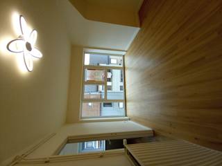 <p>In het aangename Erembodegem bevindt zich dit lichtrijke en verzorgde appartement met twee slaapkamers, ideaal gelegen en vlot bereikbaar.</p>
<p> </p>
<p>Het appartement beschikt over een riante leefruimte met voldoende plaats voor zowel een gezellige zithoek als een eetplaats. Aansluitend bevindt zich de functionele keuken. Via de inkomhal heeft u toegang tot een apart toilet en de badkamer, uitgerust met alle nodige comfort.</p>
<p> </p>
<p>Verder zijn er twee volwaardige slaapkamers aanwezig, evenals een aangenaam terras waar u in alle rust kan genieten.</p>
<p> </p>
<p><strong>Huurprijs:</strong> €980/maand</p>
<p><strong>Waarborg:</strong> 3 maanden huur</p>
<p><strong>Plaatsbeschrijving:</strong> verplicht</p>
<p> </p>
<p>Interesse? Neem gerust contact op voor meer informatie of een bezoek ter plaatse.</p>