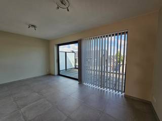 <strong>Comfortabel appartement met 2 terrassen, op de bovenste verdieping van residentie De Mispelaer. </strong><br />Een appartement, voor wie wil wonen in een gezellig en comfortabel complex voorzien van tal van faciliteiten. Een rustige ligging, in een straat vlakbij het commercieel centrum van Maasmechelen, het winkelcentrum M2, de Pauwengraaf en Maasmechelen Village en de autostrades richting Nl. en Brussel/A’pen. <br /><br /><u>Dit knus appartement bestaat uit</u> : een ruime inkomhal, een leefruimte met een open keuken voorzien van de nodige apparatuur. Er is een berging, een ruime slaapkamer, een badkamer voorzien van een inloopdouche, toilet en wastafel. Er is een ruim terras aan de Koninginnelaan en een zonnig terras met opbergkasten aan het binnenplein. Er is een kelderberging en een ondergrondse autostaanplaats.<br /><br />Het gebouw beschikt over een ruime lift.<br /><br />Het appartement kan je verwarmen of koelen met een individueel instelbaar systeem met vloerverwarming en koeling, aangestuurd middels een warmtepomp van Daikin.<br /><br />Daarnaast wordt er een bijdrage in de lasten gevraagd ten bedrage van € 75.<br /><br />Dit appartement is onmiddellijk beschikbaar.<br /><br />Bij interesse kan u best uw telefoonnummer nalaten zodat wij u kunnen contacteren.<br />Alle kandidaat-huurders worden opgebeld in volgorde zoals de aanvragen binnenkomen.<br />Bedankt voor uw geduld.<br />