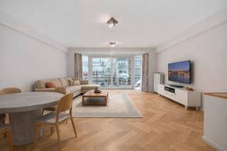 Opendeurdag op 27/12 tussen 15u30 en 16u30Knokke: Ruim appartement te koop met twee volwaardige slaapkamers op topligging in Knokke.Op een bijzonder...