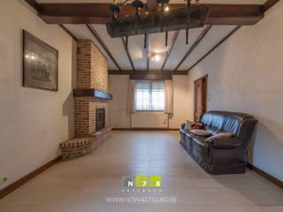 <span><strong>TE RENOVEREN HALFVRIJSTAANDE WONIG OP EEN PERCEEL VAN 3A95CA TE MAASMECHELEN<br /><br />TROEVEN<br /></strong>- <span>Gelegen dichtbij het centrum van Maasmechelen. Alle belangrijke voorzieningen in de buurt.<br />- Unieke opportuniteit om te renoveren naar je eigen droomwoning!</span><span><br />- Badkamer en slaapkamer op het gelijkvloers. Perfect voor de latere levensfase!<br />- Rolluiken.<br />- Vrijstaande garage. <br />- Omheinde tuin met toegangspoort<br />- Overdekt terras. </span><br /><strong><br />KELDERVERDIEPING -01 | </strong>kruipkelder. <strong><br /><br />GELIJKVLOERS 00<br /></strong>- Inkomhal (1,58m x 6,65m = 10,51m²): trap naar verdieping 1 en kelder, tegelvloer<br />- Woonkamer (3,61m x 6,55m = 23,65m²) houthaard, tegelvloer</span><br /><span>- Keuken (3,24m x 3,79m = 12,28m²) geïnstalleerd met onder- en bovenkasten, lades, oven, elektrisch vuur, spoelbak, tegelvoer</span><br /><span>- Toilet (1,00m x 1,21m = 1,21m²) zittoilet, spoelbakje, wandbetegeling, tegelvloer<br />- Badkamer (2,85m x 1,87m = 5,33m²) enkele lavabo, spiegel, kasten, ligbad, douchecabine, zittoilet, wandbetegeling, tegelvloer</span><br /><span>- Wasplaats (2,32m x 2,03m = 4,71m²) aansluiting wasmachine, boiler, wandbetegeling,tegelvloer</span><br /><span>- Sas (3,10m x 1,23m)+(1,75m+1,12m= 5,77m²) achterinkom, tegelvoer<br />- Slaapkamer 1 (3,00m x 3,56m = 10,68m²) linoleumvloer</span><br /><br /><span><strong>VERDIEPING</strong> <strong>+01 </strong></span><br /><span>- Overloop (1,46m x 0,81m = 1,18m²): trap naar het gelijkvloers, laminaatvloer. <br />- Slaapkamer 2 (3,44mx 3,27m = 11,25m²) laminaatvloer. <br />- Dressing/slaapkamer 3 (2,02m x 3,75m = 7,58m²) bereikbaar via slaapkamer 2, laminaatvloer. <br />- Berging (1,82m x 1,53m = 2,78m²) laminaatvloer<br /></span>- Toilet (0,71m x 1,83m = 1,30m²) zittoilet, spoelbakje, laminaatvloer. <br /><br /><span><strong>EXTERIEUR</strong></span><br /><span>- Overdekt terras met tegelvoer. <strong><br /></strong>- Vrijstaande garage.<br />- Omheinde tuin met toegangspoort.<br />- Achterliggende buitenbergruimten.<br /><br /><strong>EXTRA INFORMATIE <br /></strong><span>Dit pand kan onderhevig zijn aan de renovatieverplichting die door de Vlaamse overheid wordt opgelegd voor residentiële gebouwen. Alle informatie kunt u terugvinden via https://www.vlaanderen.be/een-woning-kopen/renovatieverplichting-voor-residentiele-gebouwen-vanaf-2023.<br /></span><br />Bekijkt u deze advertentie via een aanverwante vastgoedsite, surf dan zeker naar onze website <strong>www.N78vastgoed.be</strong> voor een uitgebreide beschrijving en foto's. <strong>Meer info: +32 (0)89 86 18 88 of info@N78vastgoed.be.</strong></span>