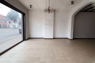 In het hart van Eeklo, aan de Molenstraat, bevindt zich deze woning die volledig te renoveren is. Dit pand biedt tal van mogelijkheden voor wie op zoek is naar een project waarbij men een eigen stempel kan drukken. <br /><br />Dit is ook mogelijk als <strong>projectgrond </strong>voor het realiseren van appartementen gerefereerd naar het appartementsgebouw (3 woonentiteiten) aan de rechterzijde. <br /><br />De indeling bestaat uit een woonkamer, keuken en bureau op het gelijkvloers. Op de eerste verdieping bevinden zich drie slaapkamers en een badkamer. Via de vaste trap bereik je de zolderverdieping die eveneens mogelijkheden biedt voor extra kamers of hobbyruimte. Achteraan de woning vind je een terras en een tuin, ideaal om een aangename buitenruimte te creëren.<br /><br />Dankzij de centrale ligging in Eeklo geniet je van een vlotte bereikbaarheid en zijn winkels, scholen en openbaar vervoer vlakbij. Deze woning is perfect voor wie op zoek is naar een renovatieproject met potentieel in een stadse, maar toch rustige omgeving.<br /><br />Voor meer informatie of een bezoek? Contacteer ons via 09 395 05 40 of verkoop@concept-home.be