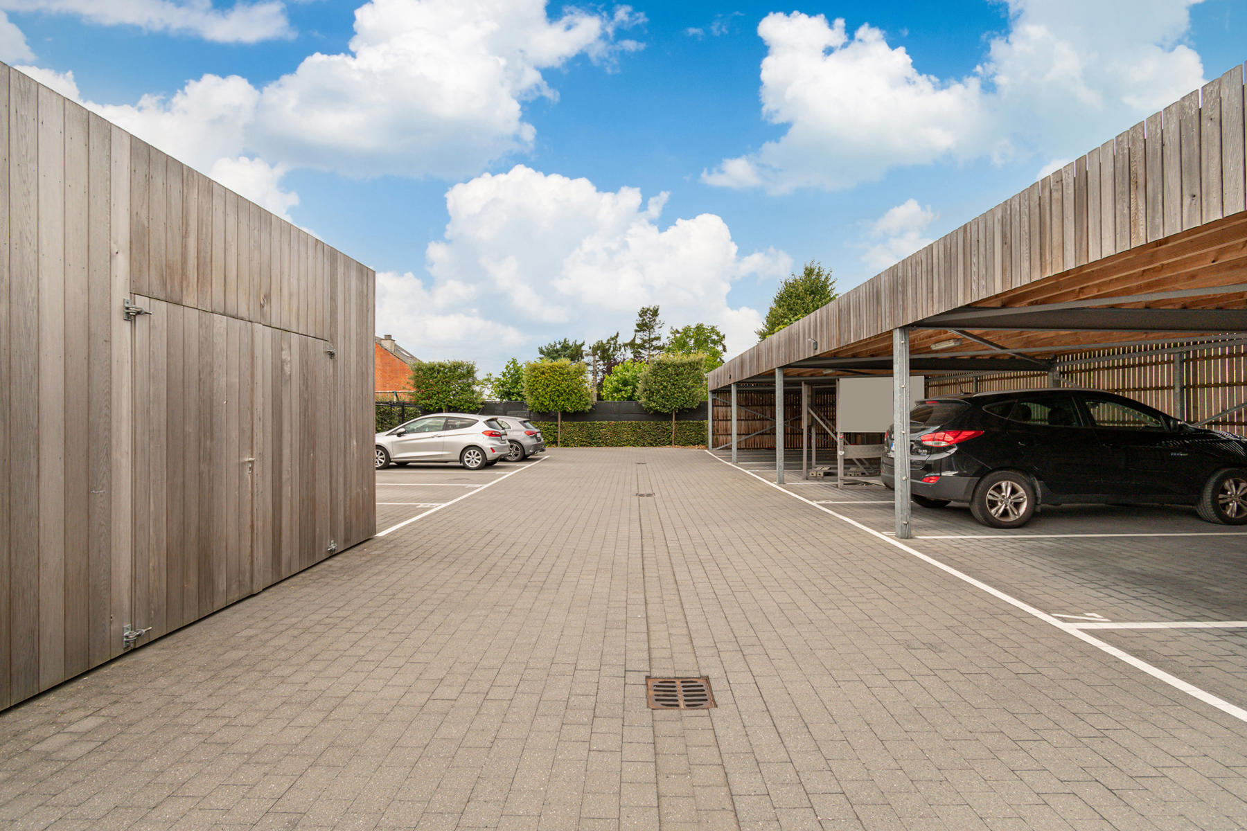 3 overdekte autostaanplaatsen achter het appartementsgebouw. - foto 2