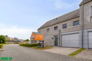 Recente woning in doodlopende en kindvriendelijke straat.Deze gesloten bebouwing van 2012 is gesitueerd in het centrum van Grobbendonk doch een...