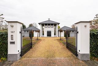 <p><strong>Centraal gelegen open bebouwing met panoramisch zicht en grote tuin</strong></p>
<p>Ontdek deze recente deels gerenoveerde open bebouwing in het hart van Merksplas. De woning combineert ruimte, comfort en rust op een toplocatie vlak bij alle voorzieningen.</p>
<p>Binnenin geniet je van een ruime leefomgeving met een lichtrijke woonkamer die uitkijkt op uitgestrekte weidevelden, een prachtig panoramisch zicht dat elke dag rust en natuurbeleving brengt. De woning beschikt over <strong>vier volwaardige slaapkamers</strong>, waarvan enkele zich op het gelijkvloers bevinden, ideaal voor wie gelijkvloers wil wonen. De <strong>ruime badkamer</strong> is praktisch en hedendaags ingericht.</p>
<p>De woning is opgefrist met <strong>duurzame materialen</strong> en biedt tal van <strong>bergruimtes</strong>. Buiten is het volop genieten in de <strong>grote, volledig omheinde tuin</strong> met <strong>zwembad,</strong> een echt vakantiegevoel in eigen tuin.</p>
<p>Dankzij de centrale ligging woon je <strong>overal dichtbij</strong>, terwijl je toch volop geniet van <strong>rust en privacy</strong>.</p>
<p><strong>Troeven:</strong></p>
<ul>
<li>
<p>4 slaapkamers (waarvan meerdere gelijkvloers)</p>
</li>
<li>
<p>Grote, omheinde tuin met zwembad</p>
</li>
<li>
<p>Woonkamer met panoramisch zicht</p>
</li>
<li>
<p>Ruime badkamer</p>
</li>
<li>
<p>Recent deels gerenoveerd met duurzame materialen</p>
</li>
<li>
<p>Centrale, doch rustige ligging</p>
</li>
<li>
<p>Voldoende bergruimte</p>
</li>
</ul>