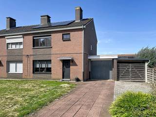 <p>Netjes onderhouden en handig ingedeelde woning op een uitstekende locatie. De woning is gelegen in een autoluwe woonwijk net buiten het centrum van Herenthout, op fietsafstand van alle nodige faciliteiten en op 200m van het gemeentelijk sportcentrum met tal van recreatiemogelijkheden. Op het gelijkvloers beschikt deze woning over een inkomhal met gastentoilet, een leefruimte, een geïnstalleerde keuken, een ruime veranda, een wasplaats en een inpandige garage. Op de 1e verdieping vindt u een nachthal met toegang tot 3 slaapkamers en een badkamer met douche en toilet. Achteraan geniet deze woning een netjes aangelegde en volledig omheinde tuin, welke tevens beschikt over een handige achteringang. Vooraan is er een grote oprit met voldoende parkeergelegenheid, alsook een extra carport naast de woning. De woning is reeds voorzien van zonnepanelen en een thuisbatterij, dus ook op vlak van energiezuinigheid zijn de eerste stappen reeds gezet. Een handige kamerindeling, goede ruimteverhoudingen en rustige ligging zijn dé troeven en maken dit een ideale woning voor jonge gezinnen met kinderen. Renovatieplicht van toepassing.</p>