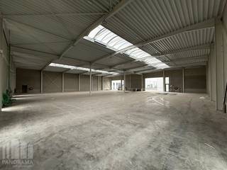 Strategisch gelegen nieuwbouw KMO-unit van 566 m² te huur in Deinze. De unit maakt deel uit van het KMO-park '<strong>SCHIPDONK</strong>'. Deze locatie zorgt voor een uitstekende ligging in de industriezone met vlotte bereikbaarheid, op slechts 6 km van de <strong>E17 </strong>richting Gent en Kortrijk.<br /><br />De opslagruimte van 566 m² beschikt over een vrije hoogte van 6 meter en is toegankelijk via een automatische sectionale poort met aparte toegangsdeur. Verder is de loods uitgerust met polybetonvloer, lichtstraat met rookluik en LED-verlichting. De unit beschikt over aansluitingen voor elektriciteit, gas, water en internet. Daarnaast zijn er per unit <strong>privatieve parkeerplaatsen</strong> beschikbaar en is er voldoende manoeuvreerruimte. Tevens heb je de mogelijkheid tot het huren van een kantoor van 200 m². Geschikt voor zowel opslag als productie.<br /><br />Contacteer PANORAMA B2B voor bijkomende (technische) inlichtingen, plannen of een vrijblijvend plaatsbezoek <strong>0477 02 09 02</strong>.