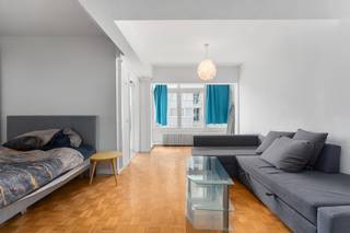 <p>Op de zesde verdieping van een verzorgd gebouw met lift, in de Koningsstraat pal in het centrum van Oostende, vindt u deze lichtrijke studio met terras. Strand, winkels en openbaar vervoer liggen op wandelafstand – een topligging die garant staat voor een sterke verhuurmarkt.</p>
<p>De studio (42 m²) omvat een leefruimte met grote raampartijen, een compacte keuken met toegang tot een zonnig terras (ca. 4 m²), een slaaphoek en een badkamer met douche, lavabo en toilet. Extra’s zijn de privatieve kelderberging en de gemeenschappelijke fietsenberging.</p>
<p>Met PVC-ramen, dubbele beglazing, condensatieverwarming en een conforme elektrische installatie is het pand energiezuinig. Het EPC-label B (118 kWh/m²) is een belangrijke meerwaarde voor zowel verhuur als doorverkoop.</p>
<p></p>
<p><strong>Troeven voor investeerders</strong></p>
<ul>
<li>
<p>Centrale ligging vlak bij strand, winkels en openbaar vervoer</p>
</li>
<li>
<p>Zonnig terras, ideaal voor huurders of tweede verblijf</p>
</li>
<li>
<p>Energiezuinig: EPC B (118 kWh/m²)</p>
</li>
<li>
<p>Lift aanwezig in het gebouw</p>
</li>
<li>
<p>Gemeenschappelijke fietsenberging + privatieve kelderberging</p>
</li>
<li>
<p>Hoge verhuurbaarheid en lage vaste kosten</p>
</li>
</ul>
<p>Een zorgeloze en rendabele investering in het bruisende centrum van Oostende.</p>