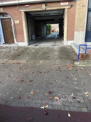 Gelegen vlakbij het centrum van Hoboken, in de Oudestraat, vinden we deze garagebox. Via een doorrit bereiken we achteraan de boxen. Voor meer info...