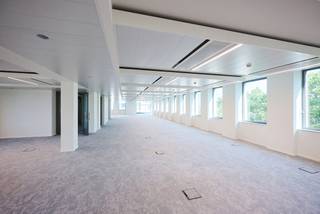 <p><span>BOTA is strategisch gelegen tussen de Kruidtuin, de Nieuwstraat, het Noordstation en de Wetstraat. Het gebouw is uitstekend bereikbaar met het openbaar vervoer en bevindt zich in de nabijheid van talrijke winkels, restaurants en andere voorzieningen.</span></p>
<p><span>Het gebouw werd gemoderniseerd met een sterke focus op duurzaamheid, waarbij de bestaande structuur behouden bleef om de milieu-impact te beperken. De gasverwarming werd vervangen door performante warmtepompen, aangevuld met een intelligent gebouwbeheersysteem, ledverlichting en zonnepanelen. Deze ingrepen verminderen het energieverbruik met 56% en vermijden jaarlijks 58 ton directe CO₂-uitstoot.</span></p>
<p><span>Daarnaast beschikt het gebouw over overdekte parkeerplaatsen, laadpunten voor elektrische voertuigen en voorzieningen voor fietsers.</span></p>
<p><strong><span>Huurvoorwaarden:</span></strong><span> de huurprijzen zijn exclusief servicekosten en belastingen. Overdekte parkeerplaatsen zijn beschikbaar aan €1.800 per plaats per jaar en archiefruimte aan €90/m² per jaar.</span></p>