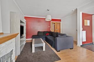 Dit centraal gelegen appartement heeft een open keuken en 2 slaapkamers (13 m² - 7,5m²) en terras.<br /><br />De open keuken bestaat uit een gasvuur, een dampkap, een oven, een micro-oven, en een ingebouwde ijskast en diepvries.<br />Verder zijn er kasten boven en onder.<br /><br />De badkamer heeft een ligbad met douche is volledig betegeld en een lavabo voor 2 personen.<br />Er is een aparte wc.<br /><br />De living heeft een laminaatvloer en veel lichtinval.<br /><br />Alle ramen zijn met dubbele beglazing in pvc.<br /><br />Achteraan is er een terras van 3m en dit zuidgericht.<br /><br />De verwarming is individueel op gas en het appartement heeft een zeer gunstig EPC ( A label).<br /><br />Stedenbouwkundige inlichtingen zijn in aanvraag.<br /><br />Voor meer info of een bezoek ter plaatse kan u vrijblijvend contact opnemen met Philip op het nr.: 0476/999.029 of philip@reds.be
