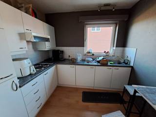 <p>Een appartement op de eerste verdieping bestaande uit een woonkamer, keuken, 2 slaapkamers, badkamer, bergplaats, terras, garage.</p>
